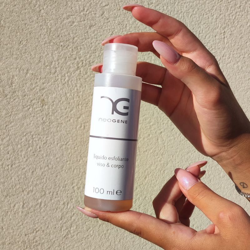 LIQUIDO ESFOLIANTE PER VISO E CORPO
